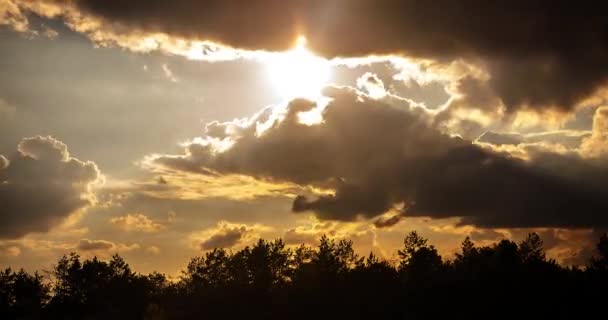 Γρήγορα Επιπλέουν Σκοτεινά Σύννεφα Στο Λυκόφως Θολό Και Ηλιοβασίλεμα — Αρχείο Βίντεο