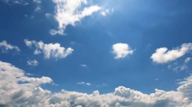 bulutlar üzerinde mavi gökyüzü hareketli güneş ışığı ile yaktı