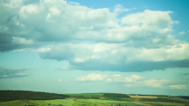 Nubes Flotantes Rápidamente Sobre Campo Durante Día — Vídeos de Stock