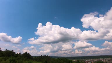 Alan ve düz gün üzerinden hızlı bir şekilde kayan bulutlar