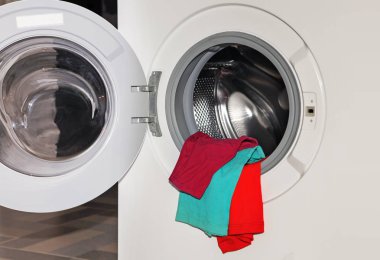 çamaşır makinesinde renkli iç çamaşırı