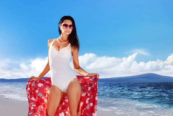 Piękna Kobieta Kostiumie Kąpielowym Czerpie Radość Plaży Podczas Jej Wakacji — Zdjęcie stockowe