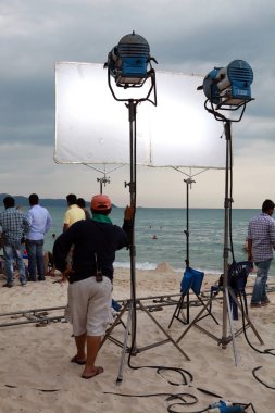 Pattaya, Tayland - 22 Aralık: Profesyonelleri ekip 22 Aralık 2013 Pattaya üzerinde film deniz kenarı vuruyor.