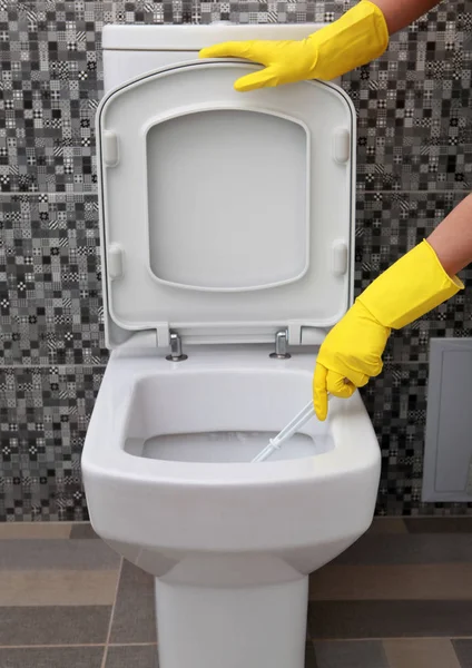 Cleaning White Toilet Bowl Yellow Rubber Gloves — Stock Photo, Image
