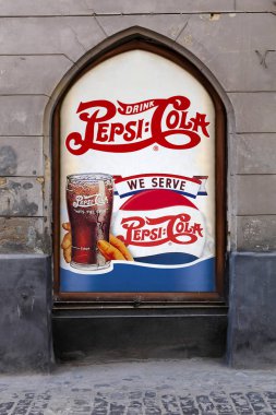 Lviv, Ukrayna - Ekim 06: Pepsi üzerinde 06 Ekim 2013 Lviv sokakta reklamcılık.
