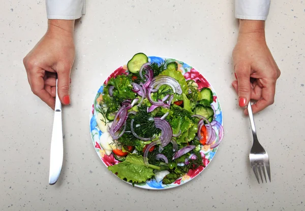 Mãos Com Utensílios Cozinha Comida Saudável Prato — Fotografia de Stock