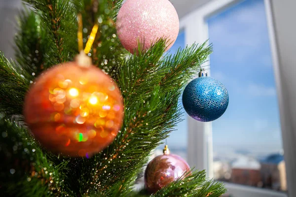 Árvore Ano Novo Perto Uma Janela Véspera Natal Dia Inverno — Fotografia de Stock