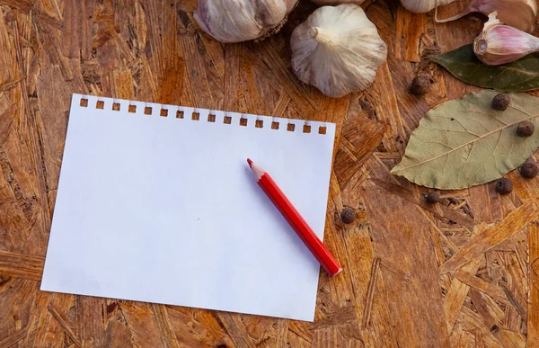 レシピや Pensil ニンニクとスパイス木の表面が付いているノートの空白 — ストック写真