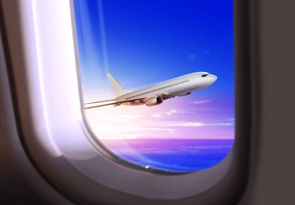 Εμπορικό Αεροπλάνο Πετά Στον Ουρανό Θέα Από Παράθυρο Του Αεροπλάνου — Φωτογραφία Αρχείου
