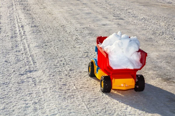 Oyuncak Kamyon Yolda Kar Kış Aylarında Kaldırır — Stok fotoğraf