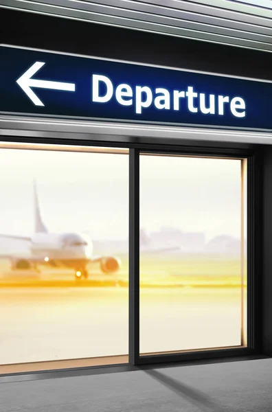 空港で出発の方法が指定された観光情報看板 — ストック写真
