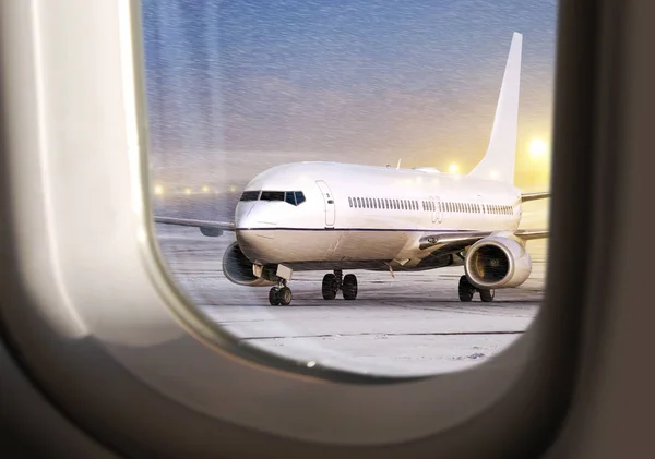 Λευκό Αεροσκαφών Στο Αεροδρόμιο Καιρικές Συνθήκες Πετούν Δείτε Μέσα Από Εικόνα Αρχείου
