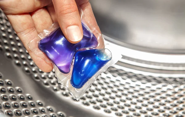 Blue Gel Caps Hand För Tvättmaskin Flytande Färgade Rengöringsmedel — Stockfoto