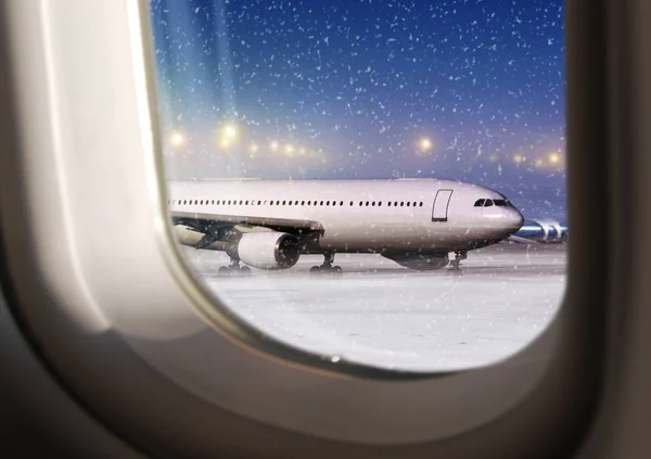 机场和白色飞机在非飞行天气 通过飞机窗口查看 — 图库照片