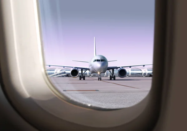 Utasszállító Repülőgép Kifutópálya Repülőtéren Megtekinthették Ablakon — Stock Fotó