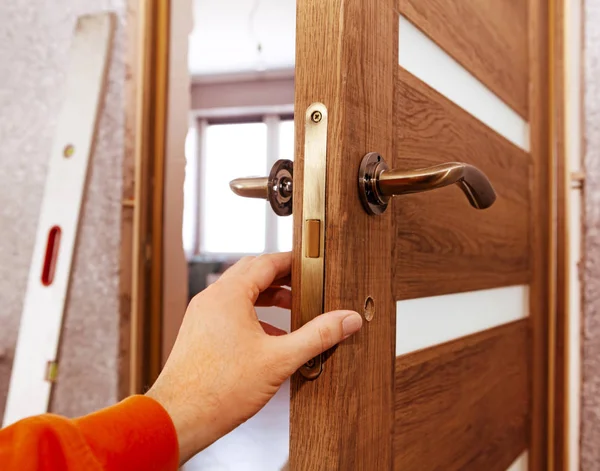 Hand Des Tischlers Der Eine Tür Raum Einrichtet — Stockfoto