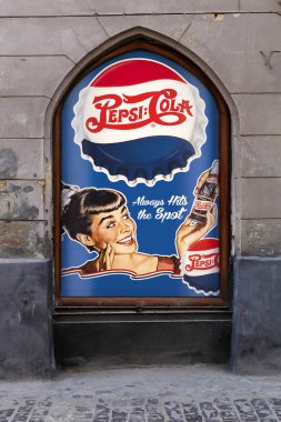 Lviv, Ukrayna - Ekim 06: Pepsi üzerinde 06 Ekim 2013 Lviv sokakta reklamcılık.