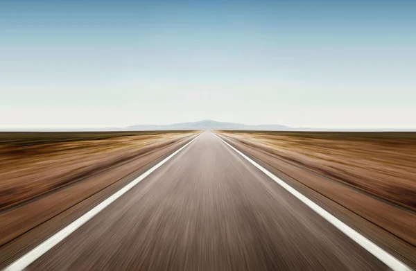 夏の日の Droughty 砂漠地帯のアスファルト道路 — ストック写真
