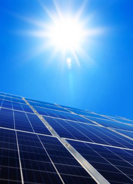 Alternatif güneş enerjisi, güneş enerji santrali üzerinde gökyüzü güneş ile