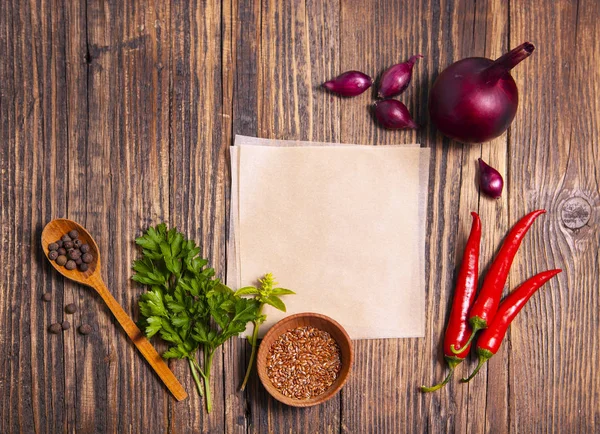 Especias para cocinar en una mesa de madera —  Fotos de Stock