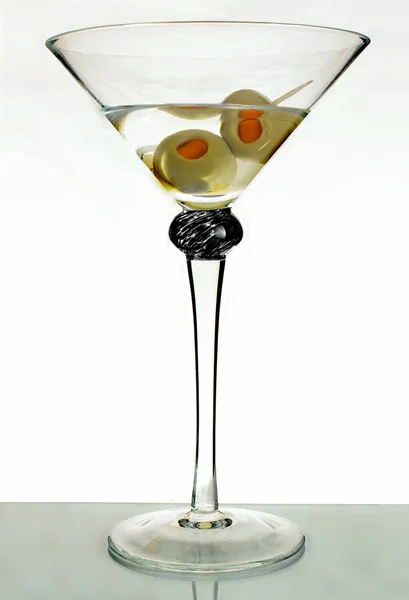 Ein Martini Mit Zwei Grünen Und Roten Oliven Sitzt Auf — Stockfoto