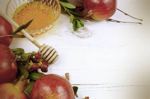 Beyaz yıkanmış rustik ahşap masa Rosh Hashana veya Yom Kipper Yahudi tatil için tatil sınırında. Elma, nar ve bal bal ayı ile içerir. Kopya alanı