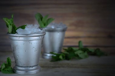 Kentucky Derby Mayıs ayında rustik bir ortamda iki gümüş sakinleşmek su bardağı ezilmiş buz ve taze nane ile gösterilen için görüntü. Skeç eklendi. Kopya alanı