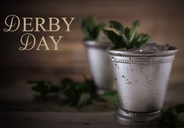 Görüntü Kentucky Derby Mayıs ayında rustik bir ortamda iki gümüş sakinleşmek su bardağı ezilmiş buz ve taze nane ile gösterilen için