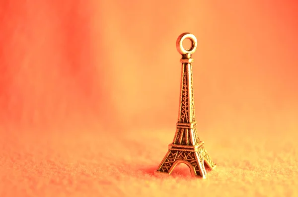 Wieża Eiffla Różowym Tle Paryż Żelazny Pęk Kluczy Kolor Brzoskwiniowy — Zdjęcie stockowe