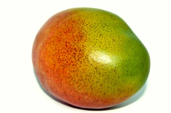 Mango. Egzotik meyve. Tropikal mango. Yeşil ve kırmızı renk.