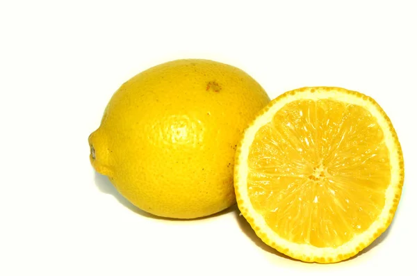 Beyaz arka planda limon. Narenciye.