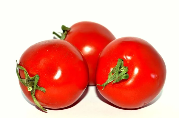 Kırmızı küçük domatesler. Yaz aylarında ev yapımı sebzeler.