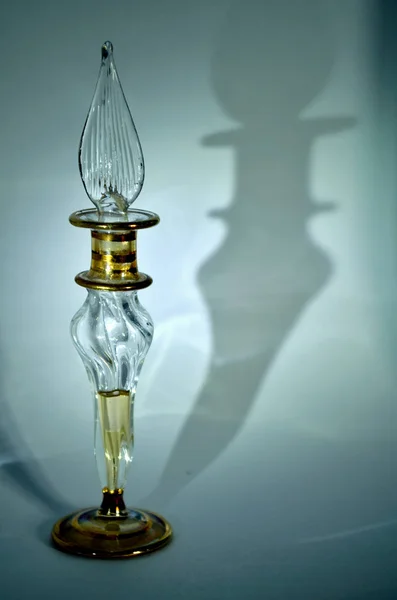 Parfüm. Parfüm için flask. Cam şişe.