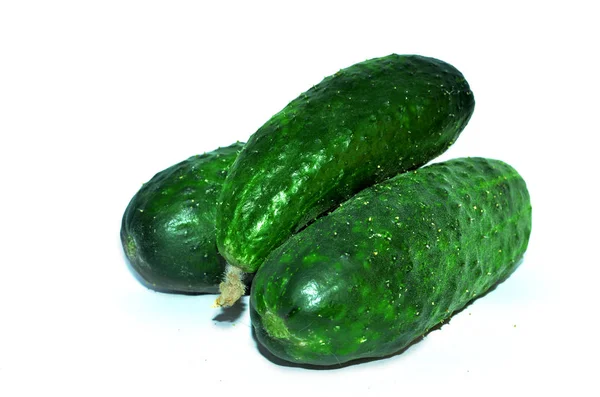 Beyaz arka planda üç salatalık. Sebze.