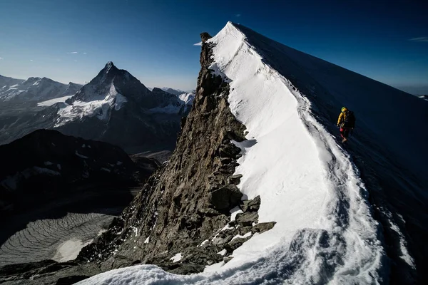 İsviçre Alplerinde Alp tırmanışı — Stok fotoğraf