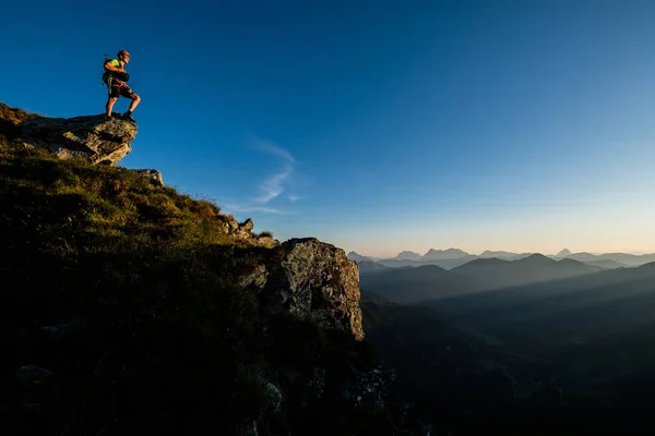 Caminante en los Alpes — Foto de Stock