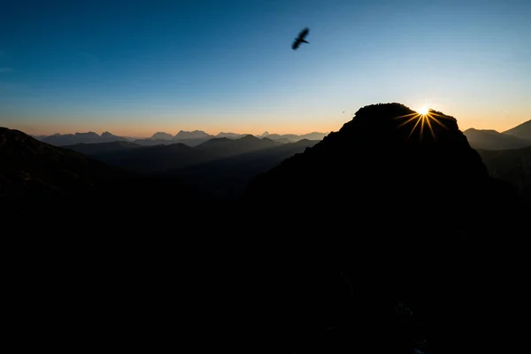 Salida del sol de verano en las montañas Fotos de stock libres de derechos