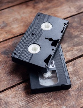 Eski bir ahşap parke üzerinde analog video kaset