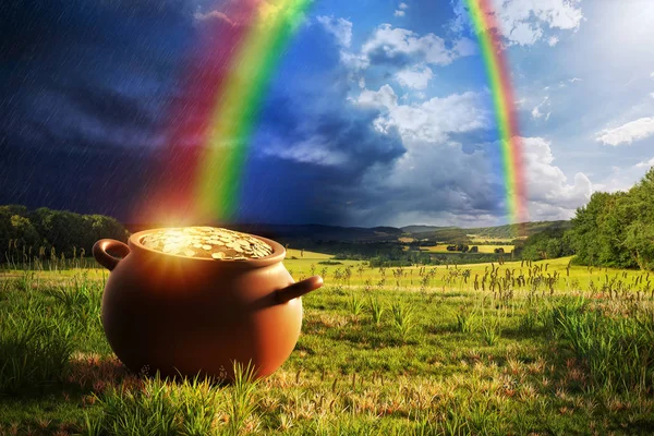 虹の終わりに金のポット — ストック写真