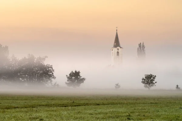Pequeña Iglesia Niebla Neblina Mañana Amanecer —  Fotos de Stock
