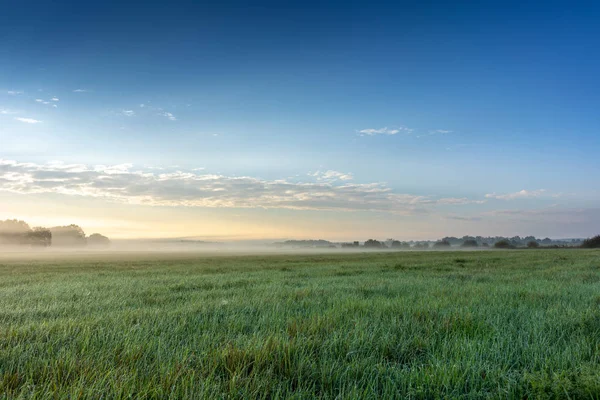 Mgła Krajobraz Rano Zamglenia Przez Sunrise — Zdjęcie stockowe