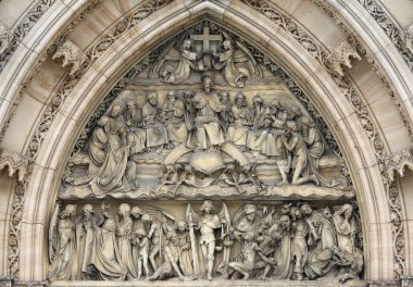 Son kıyamet - heykel Prag'da Vysehrad üzerinde Kilise girişinde yukarıda