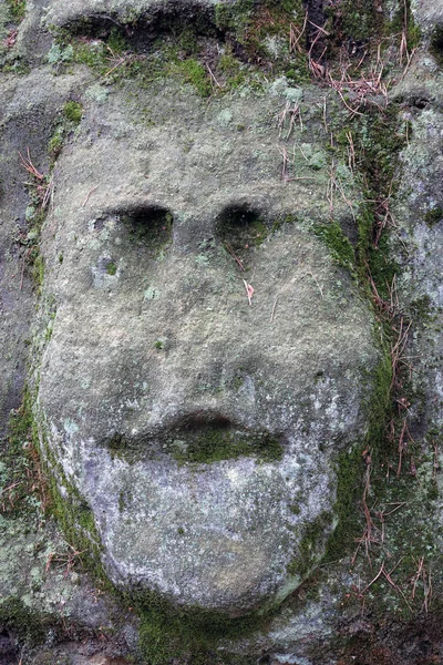 岩に彫られた不気味な石の顔 — ストック写真