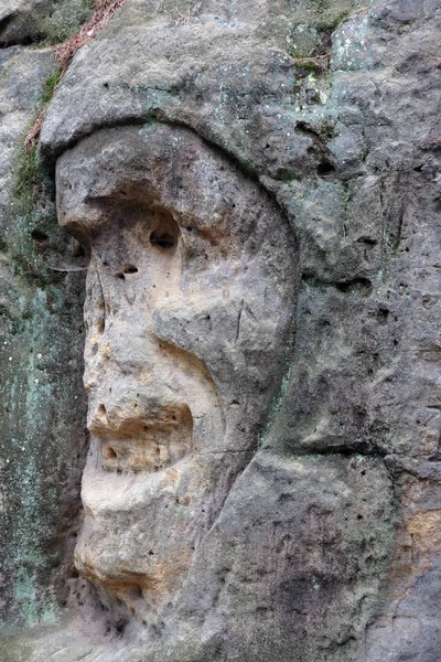 Straszny Kamienna Głowa Rock Rzeźby Wielkimi Głowami Rzeźbione Piaskowcu Przez — Zdjęcie stockowe