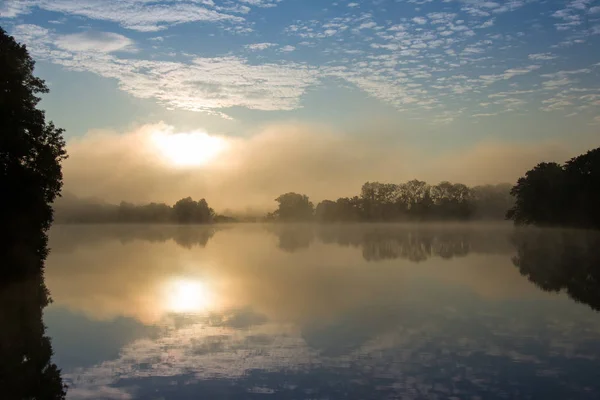 Tidig Sommarmorgon Vid Dammen Med Film Dimma — Stockfoto