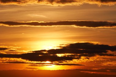 Gün batımında kara bulutlar