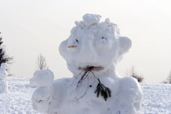 Sneeuwpop Figuur Gemaakt Met Gecomprimeerde Sneeuw Detail Van Kop — Stockfoto