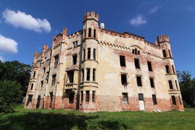 Cesky Rudolec Chateau - orijinal su kale 17 yüzyılda Rönesans chateau yeniden inşa edildi. 1860 yılında Barok kale yandı ve daha sonra Neo-Gotik tarzda geri. Bu büyük bir İngiliz park ile çevrili