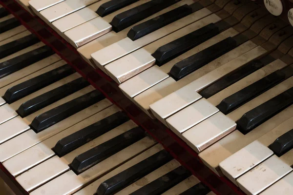 Gamla, trasiga och dammiga orgel tangenter — Stockfoto