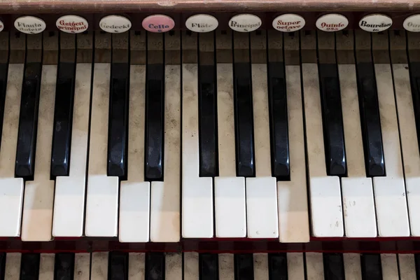 Clés d'orgue anciennes, cassées et poussiéreuses — Photo